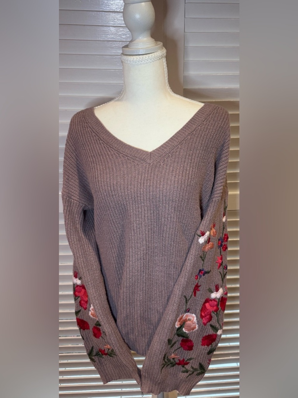 American Eagle Sweater M Floral Sleeve V Neck Knit Mauve Cozy
